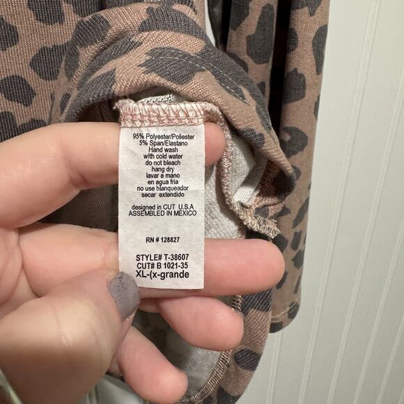 Texas True Threads Leopard Long Sleeve Top NEW Size XL - Picture 5 of 6